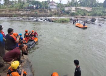 Jasad Zainul Ditemukan di Dasar Sungai Terlilit Jala 7 Jasad Zainul Ditemukan di Dasar Sungai Terlilit Jala