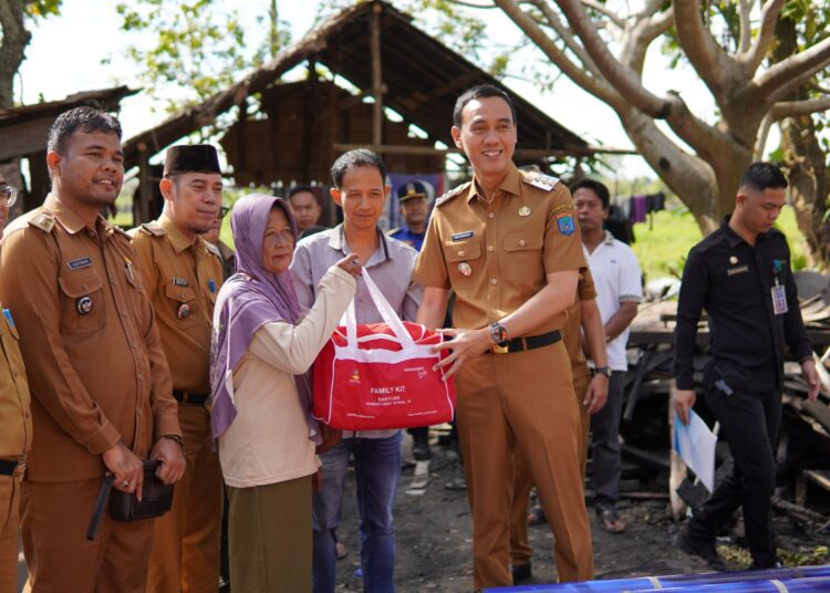 Bupati Muchendi Serahkan Santunan Korban Kebakaran Desa Celikah 1 Bupati Muchendi Serahkan Santunan Korban Kebakaran Desa Celikah