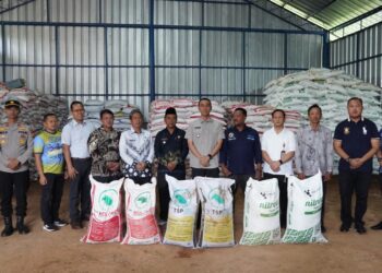 Bantu Petani Sawit, Bupati Muchendi Salurkan Pupuk Senilai Rp11,9 Miliar